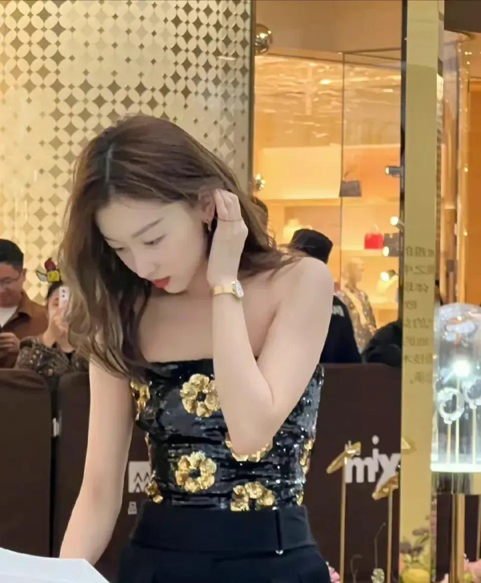 周冬雨活动生图太惊艳了，长发披肩，精致的妆容衬得她更加优雅动人。

穿黑底黄花亮