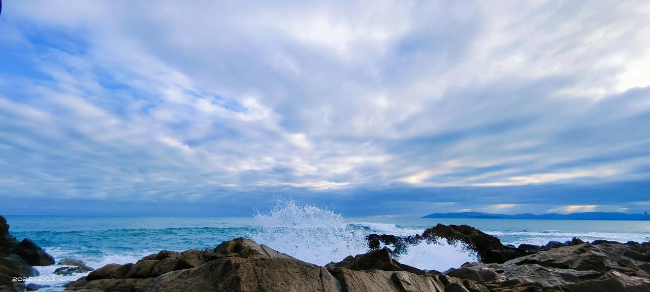 跟风平浪静的海湾相比，或许激荡澎湃的海浪才是真正的大海！也更能令人感受到自然的天
