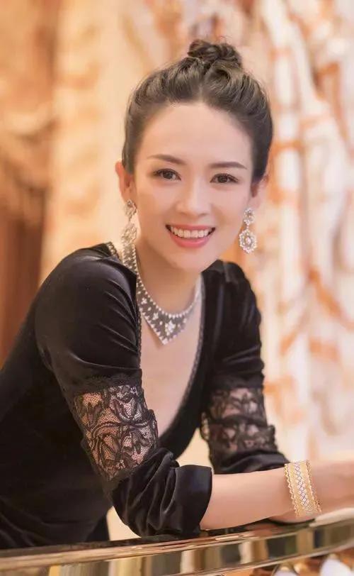 一天晚上，汪峰把9克拉戒指放她手里：“还了鸽子蛋吧，我补给你个更好的！”一句话让