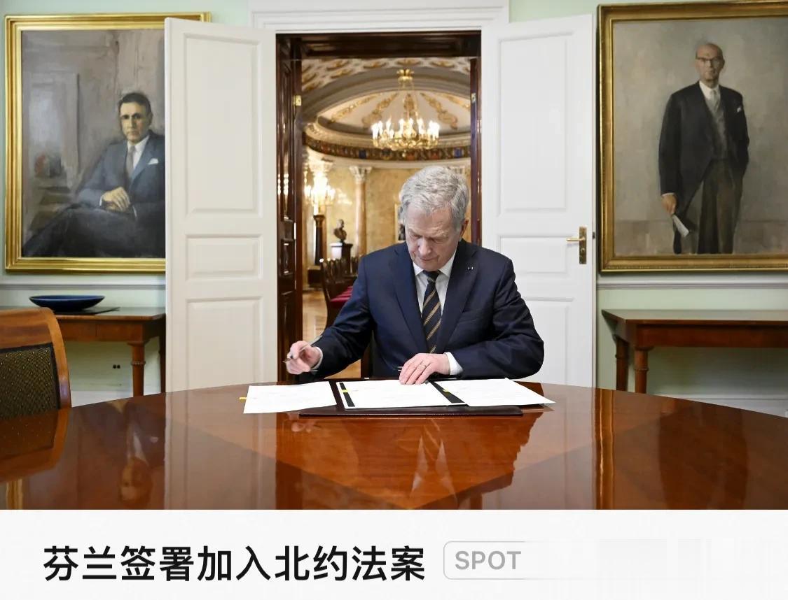 芬兰总统 Sauli Niinisto 签署加入北约法案，赫尔辛基。3月23日，