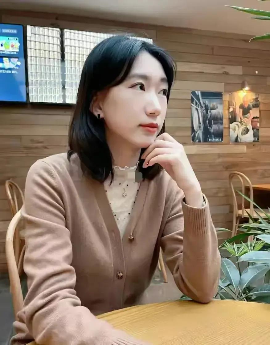 这是汪小菲新女友还是普通朋友？

张颖颖承认已经和汪小菲分手了，还说汪小菲是无缝