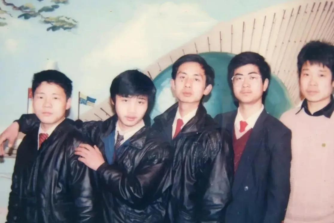 五个老男孩相隔32年的两张合影，岁月是把杀猪刀，曾经风华正茂的小鲜肉如今变成了老