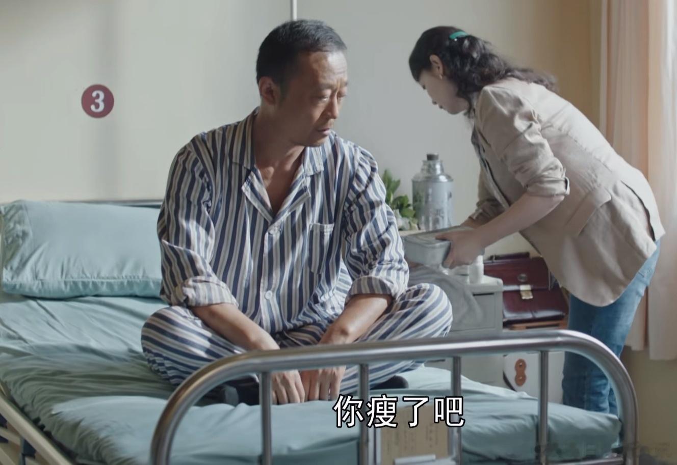 《许你万家灯火》里抛下丈夫女儿去国外追求事业的张岚，因为丈夫患病命不久矣而回国。