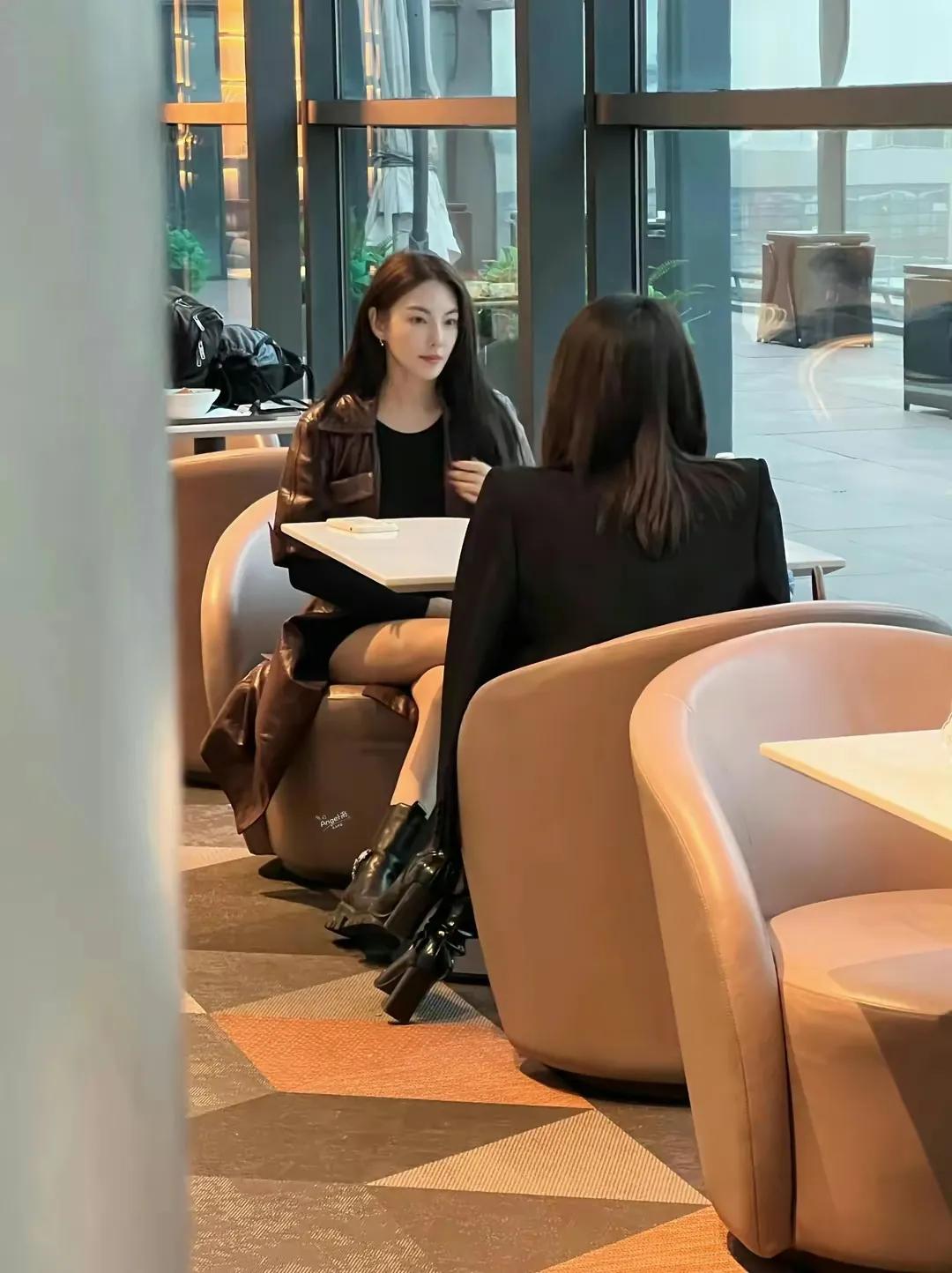 张雨绮泰国音乐节路透太惊艳，一袭黑色吊带短裙，彰显大长腿，长发及腰随风舞动，又美