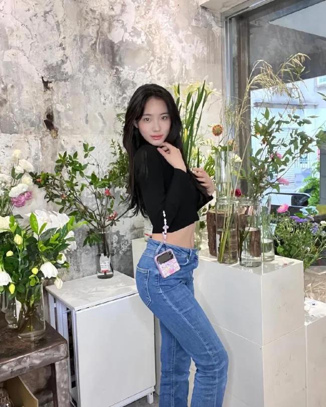 小S15岁的女儿许韶恩，长得成熟妩媚，小小就会摆S造型，比她妈妈还妖娆。
别看许