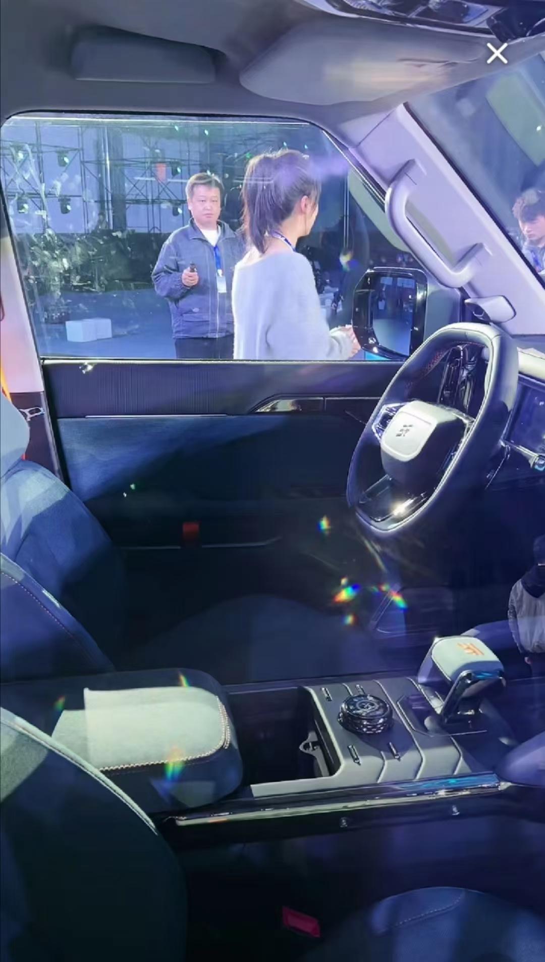 整车姿态方正有力，线条凌厉饱满，点亮的“JETOUR”品牌标识，视觉冲击力令人过