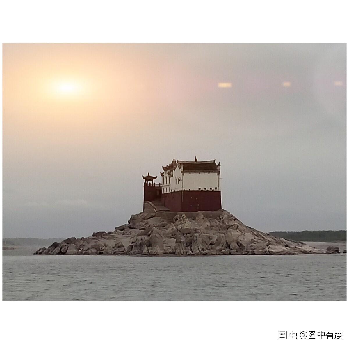 躺在家乡为异客，每次路过这里都没有想过要给这尊现世活佛拍个照、留个念什么的，真是
