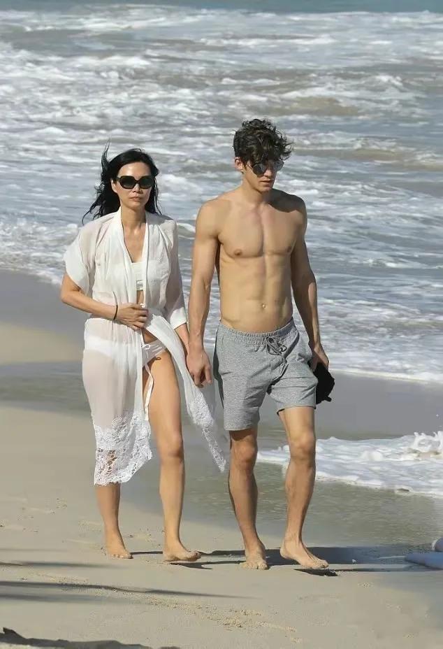 52岁的邓文迪活得太潇洒了，和小鲜肉出游，穿着清爽的泳衣，身材依然很火辣。
邓文