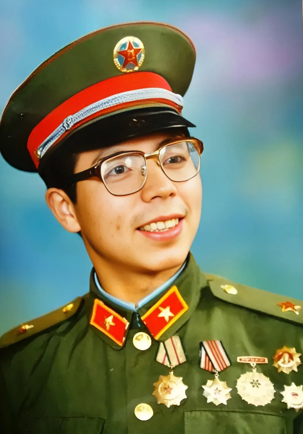 1984年，老山战役打响后，一名战士摔落山崖和部队失去了联系，不料他竟然误打误撞