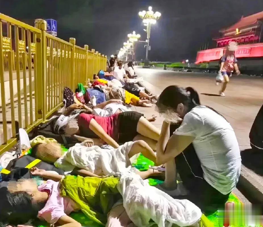 外地游客到了北京的重要行程之一，就是去天安门广场看升旗仪式。
有时为了等待升旗仪