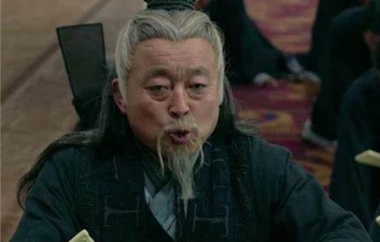 叔孙通跟着秦二世升了官，得了赏。而另择主子，跟了刘邦后，他依旧可以升官、得赏，甚