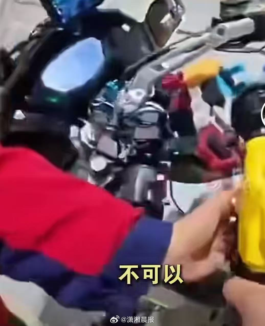 #摩托车主不听劝在加油站喷油撒气#【#交警回应摩托车主在加油站喷油撒气#：已及时