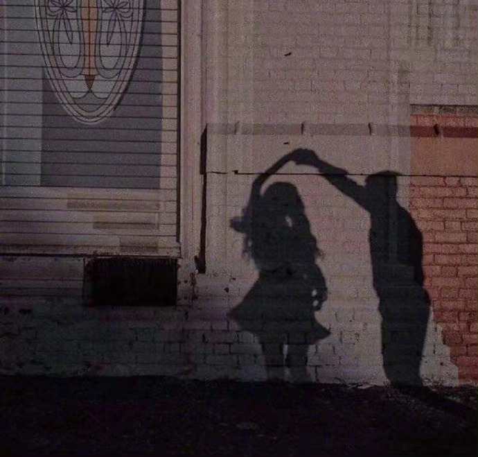  我皮囊不够好看，灵魂也不算有趣我生于尘埃，溺于人海，关于我的一切都平淡的不像话