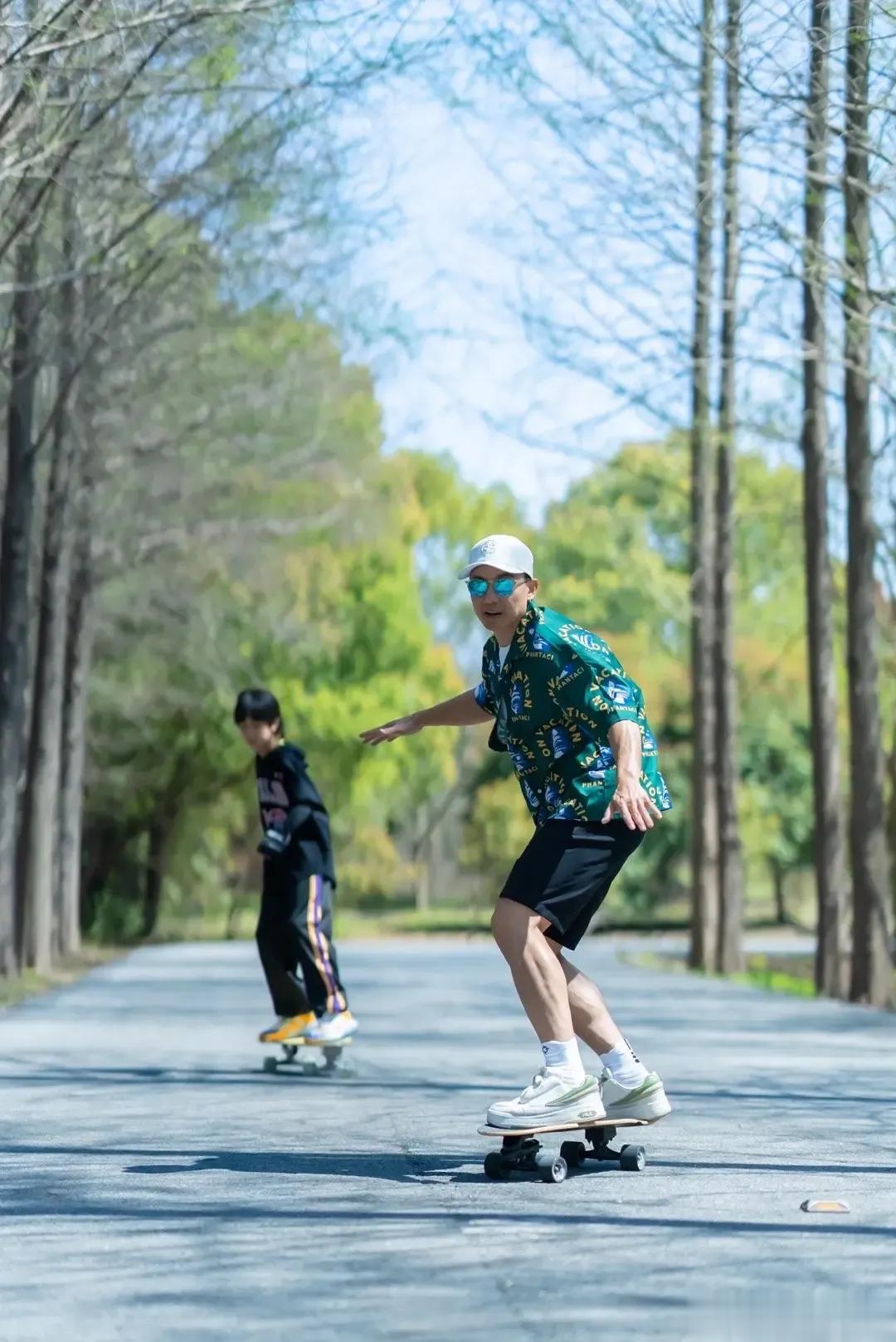 刘畊宏礼拜天带早上带孩子户外活动，和儿子玩滑板，画面温馨又幸福！

刘畊宏这次打