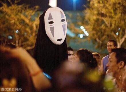 “ 年轻的时候，连多愁善感都要渲染的惊天动地 。长大后却学会，越痛，越不动声色。