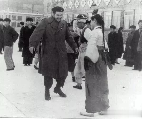 1960年代，古巴革命家切·格瓦拉访问了朝鲜。这是一次历史性的访问，因为古巴和朝