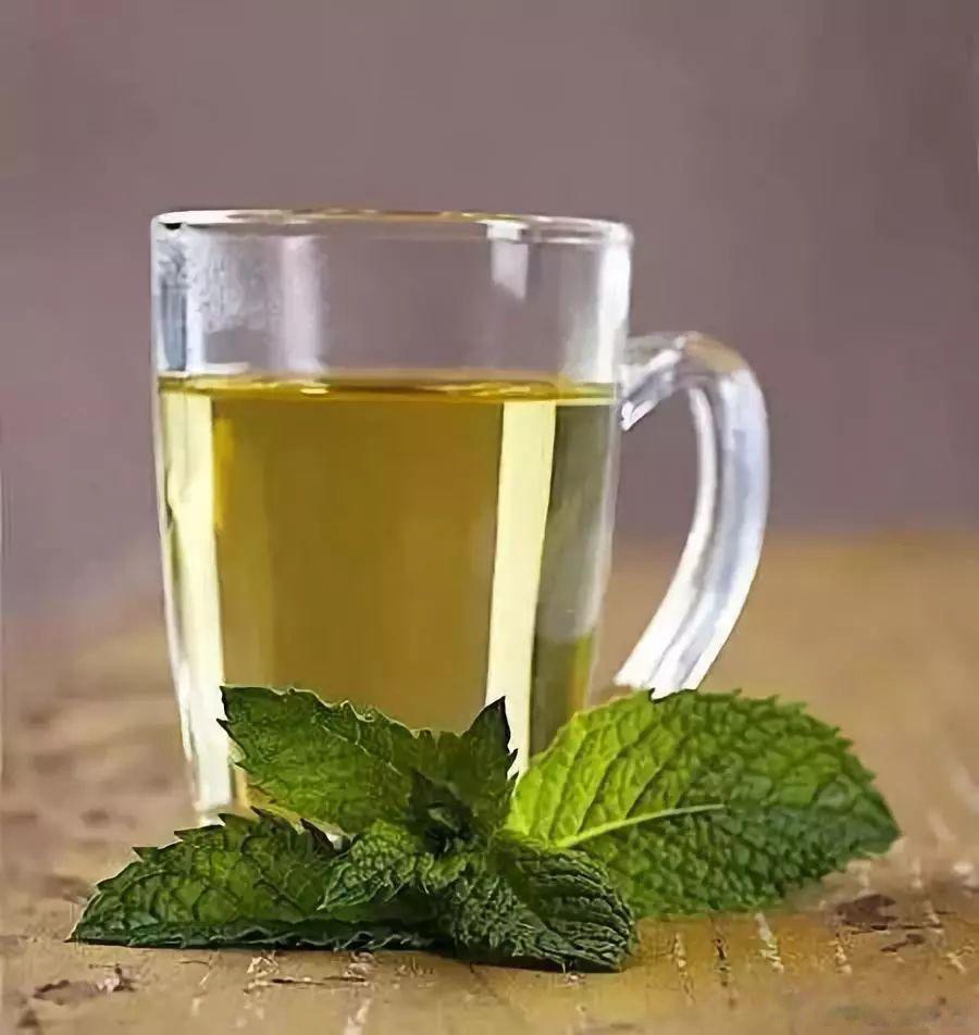 藿香佩兰陈皮茶   材料：藿香、佩兰、陈皮各6克。做法：材料放煮茶壶，加适量清水