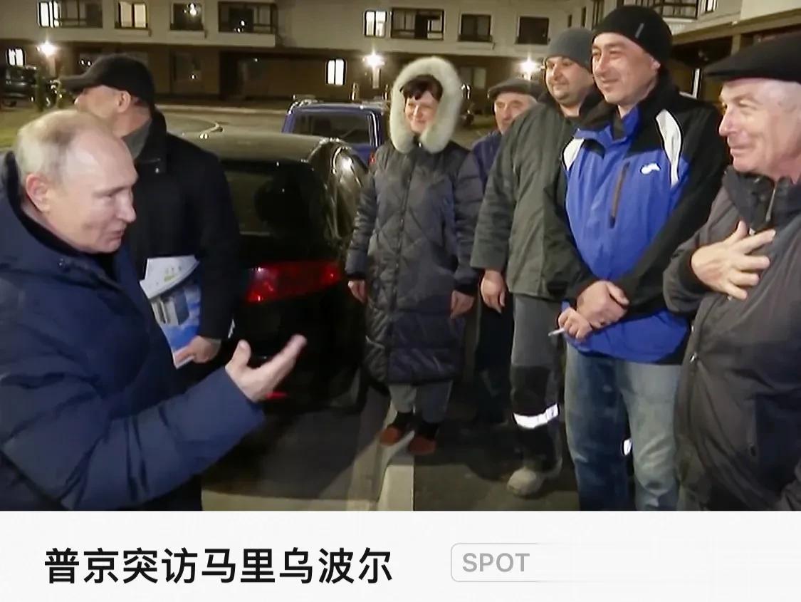 俄罗斯总统 Vladimir Putin 与马里乌波尔当地居民交谈，顿涅茨克地区