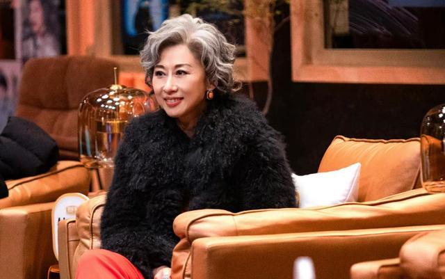 真正富有魅力的女人，从来不会在乎几根皱纹的增长、几根银发的出现，以及胶原蛋白的流