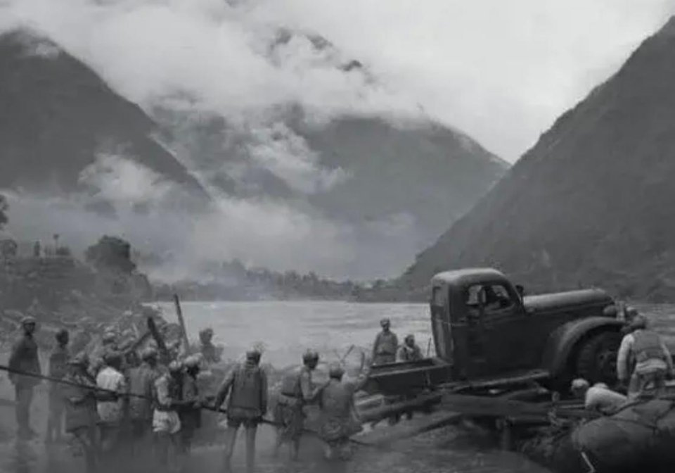 #历史那些事[超话]#1950年，拍摄了一张罕见的进军西藏的解放军官兵照片。由于