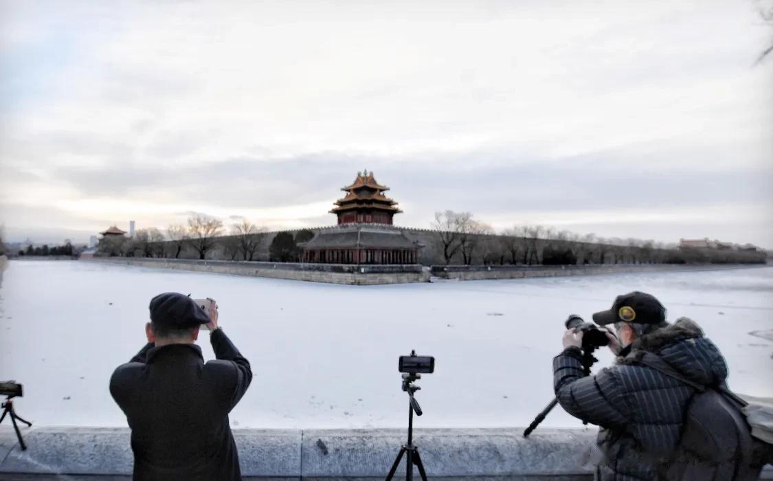 北京迎来癸卯兔年首场降雪，市民