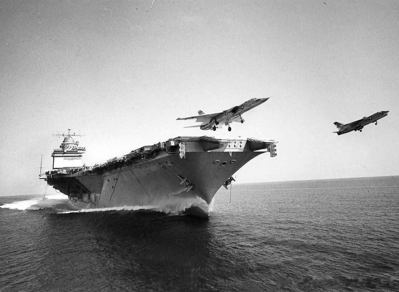 1962年，美国“企业”号航空母舰使用两部弹射器同时弹射起飞两架飞机——一架A5