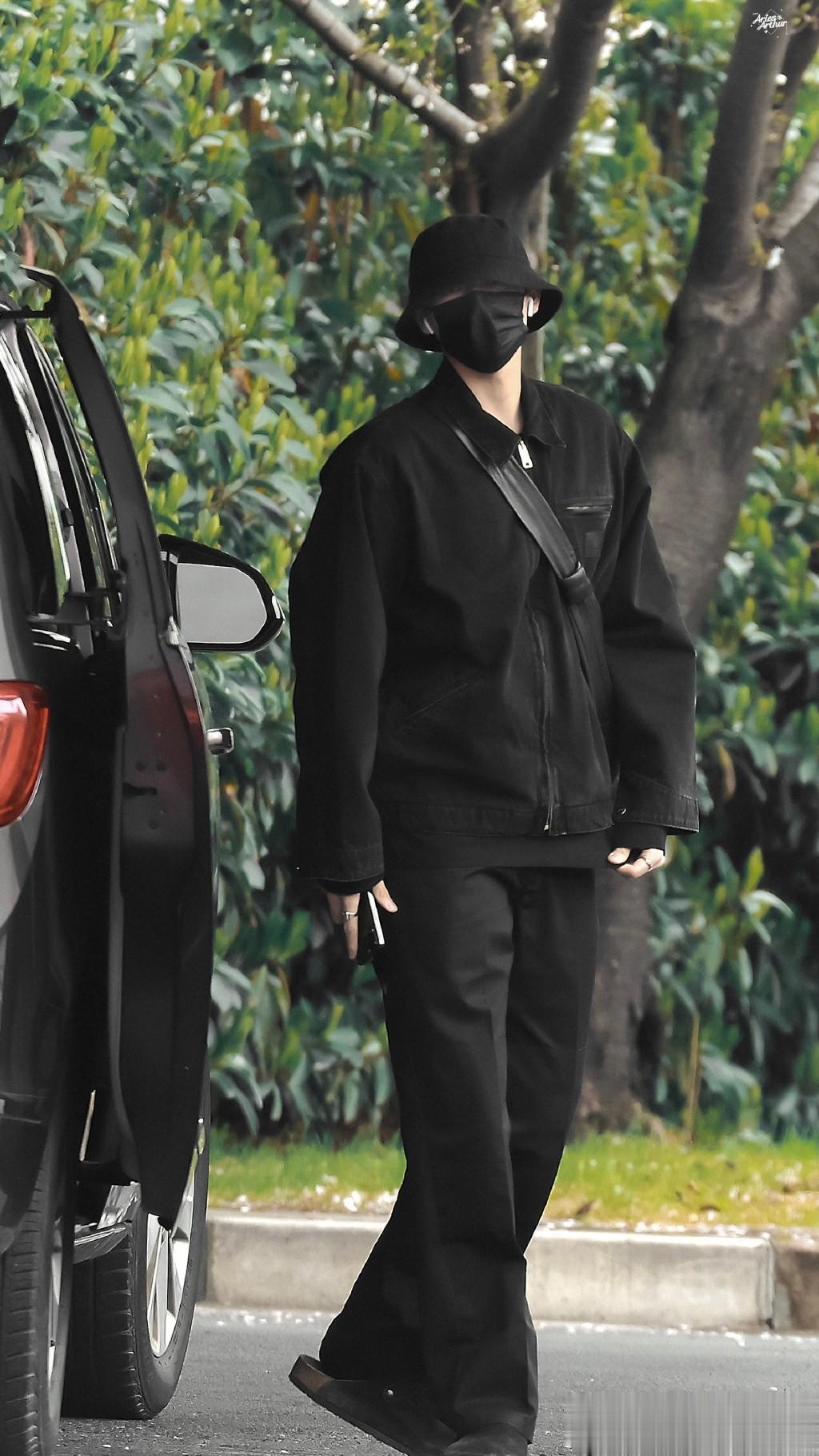 一朝被蛇咬十年怕井绳！
被曝私照过后，陈飞宇现在出行也开始谨慎了，不仅在穿着上全