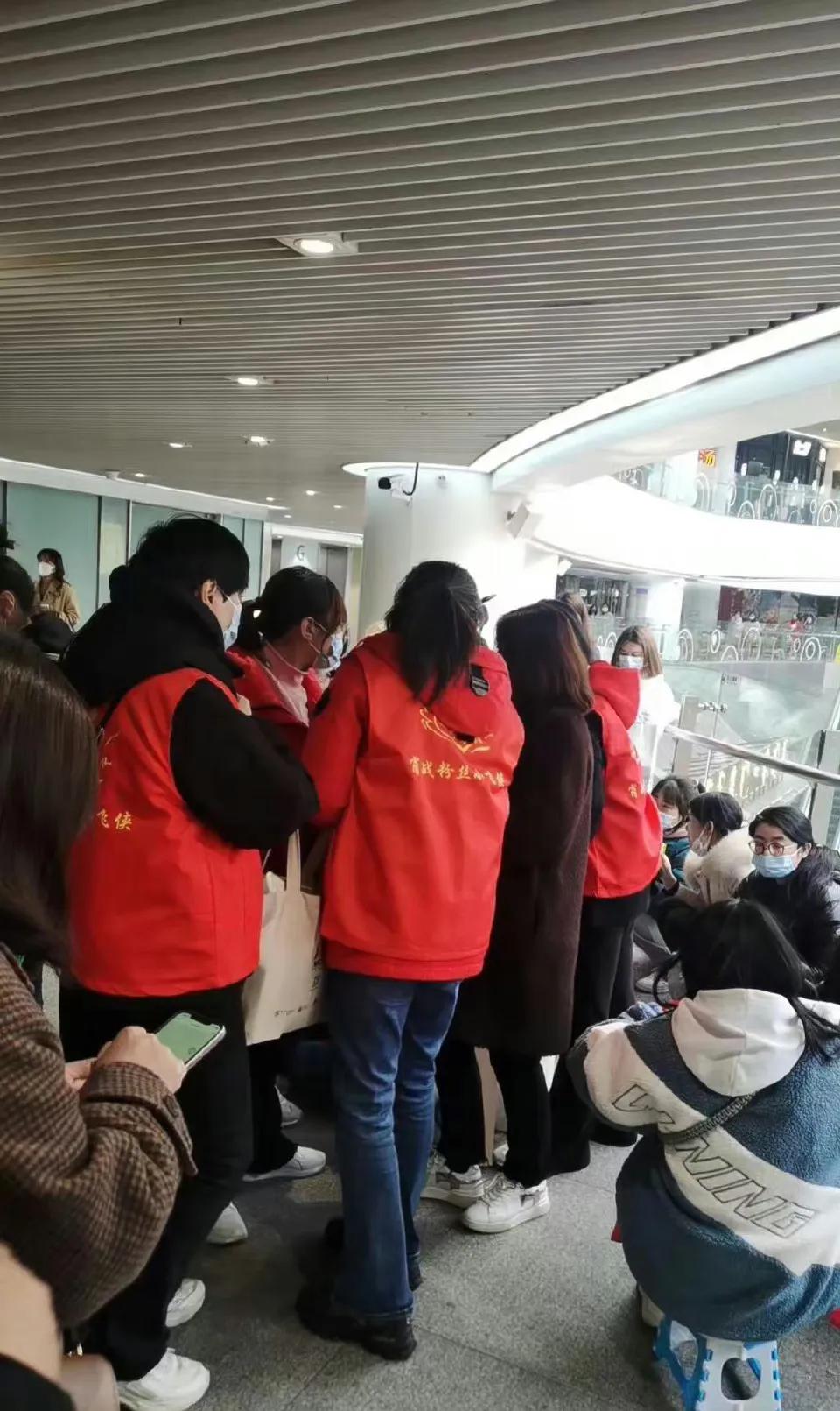 肖战的粉丝真有素质，刘宇宁粉丝真有钱。在微博之夜各大粉丝都在场外应援，细心的网友