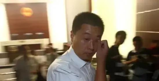 “不是你撞的，你为什么要去扶？”2006年，南京徐老太在某公交站台被人撞摔，路过