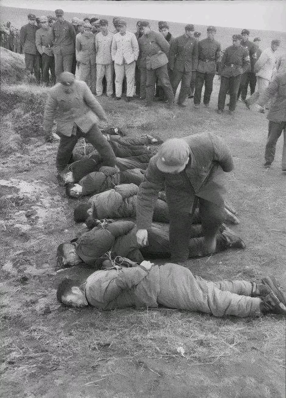 60年代，哈尔滨，这是死刑犯被公开处决的现场，照片中的他们已经被枪毙，脸朝地卧在