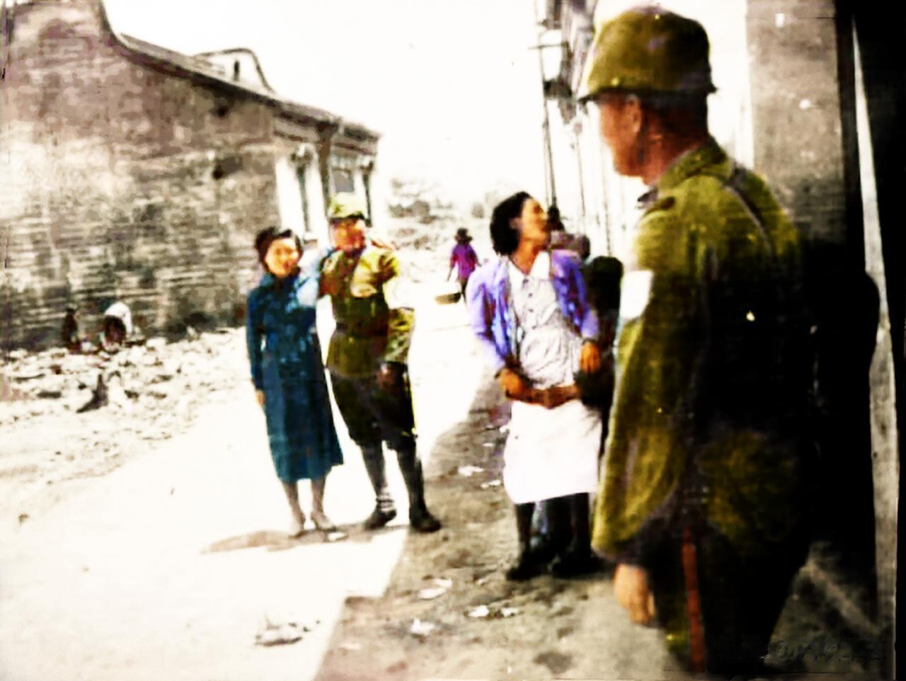 1938年，南京的一处侵华日军慰安所门前。
一名日本宪兵正在和“女子挺身队”成员
