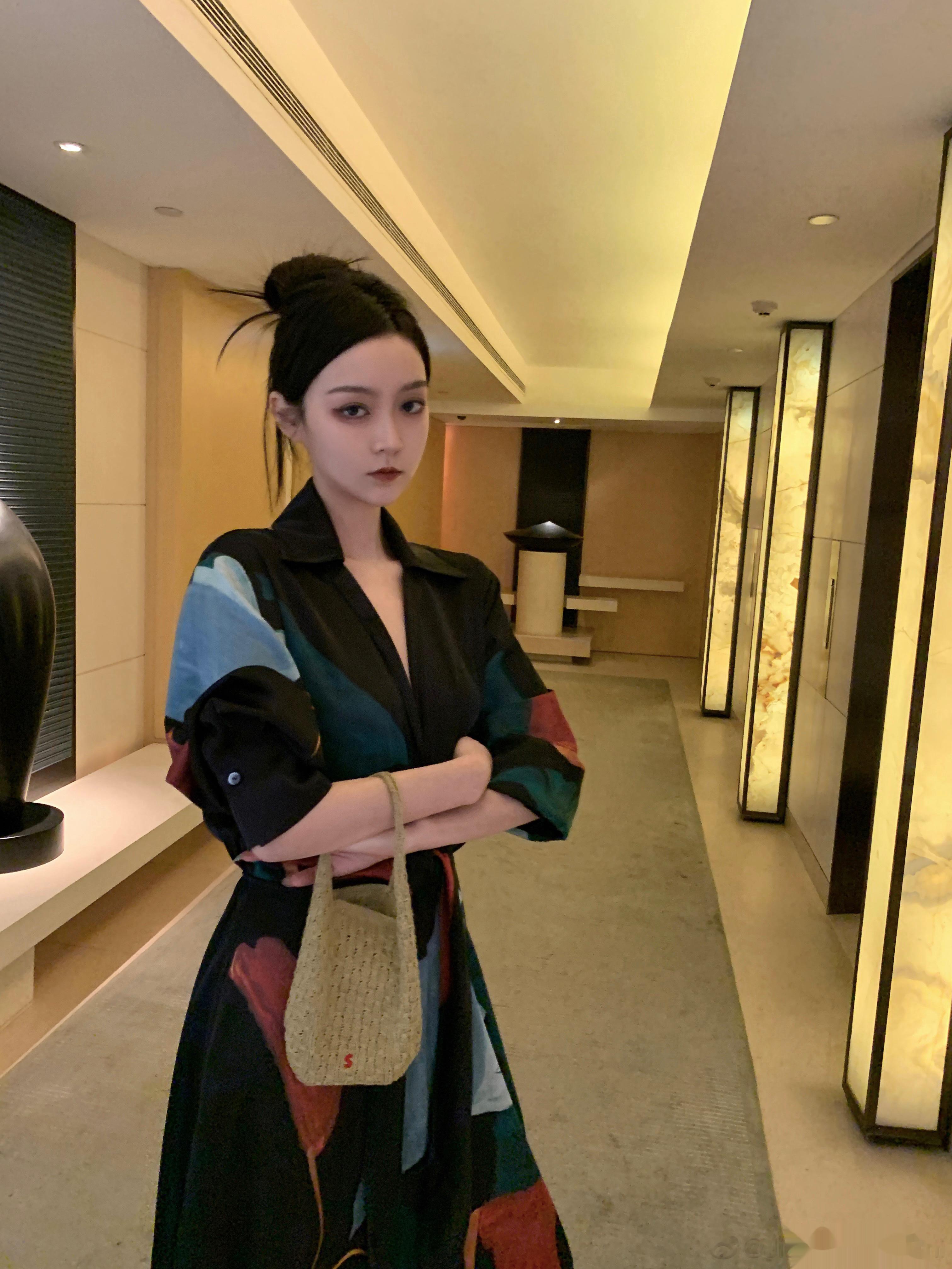 睡前修了两张图（我的齐刘海终于长到可以变成斜刘海了[嘻嘻]） 晚安小博友们 ​​