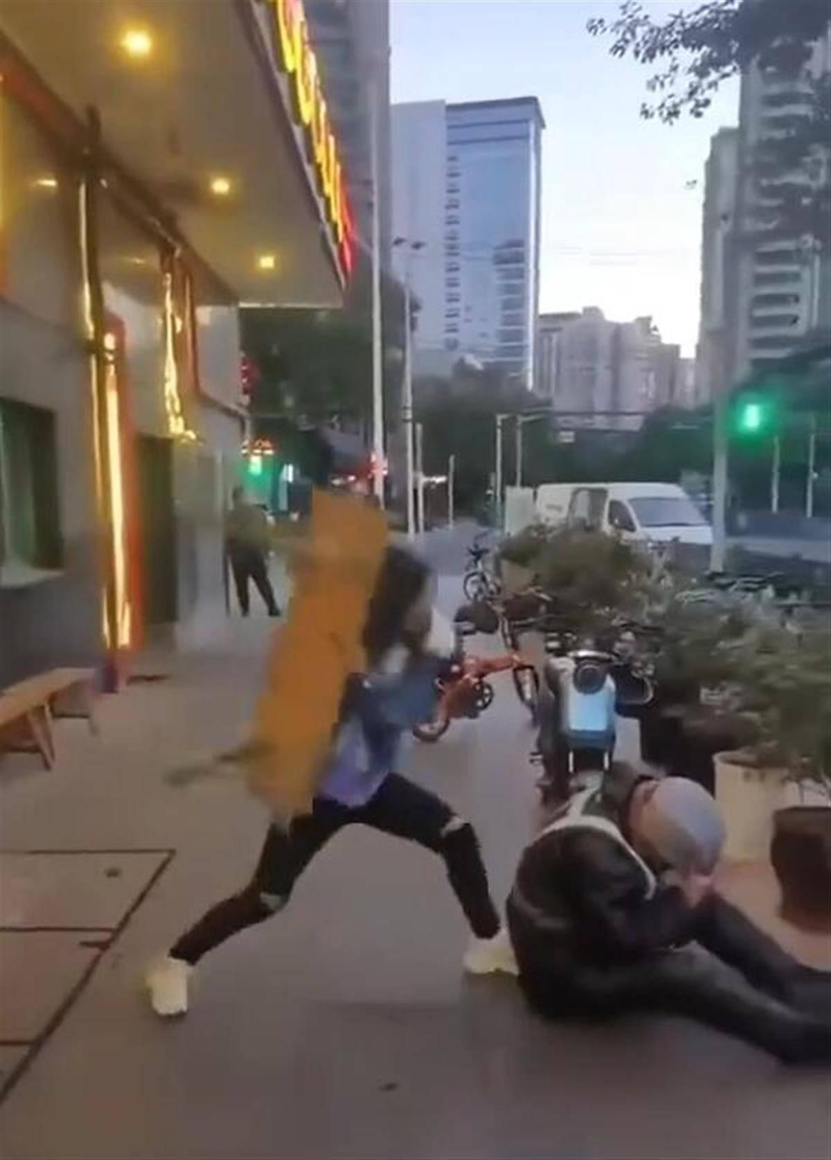 上海代驾小伙当街遭女子殴打，女方高喊‘我老公是公安局的’，结果……
3月14日，