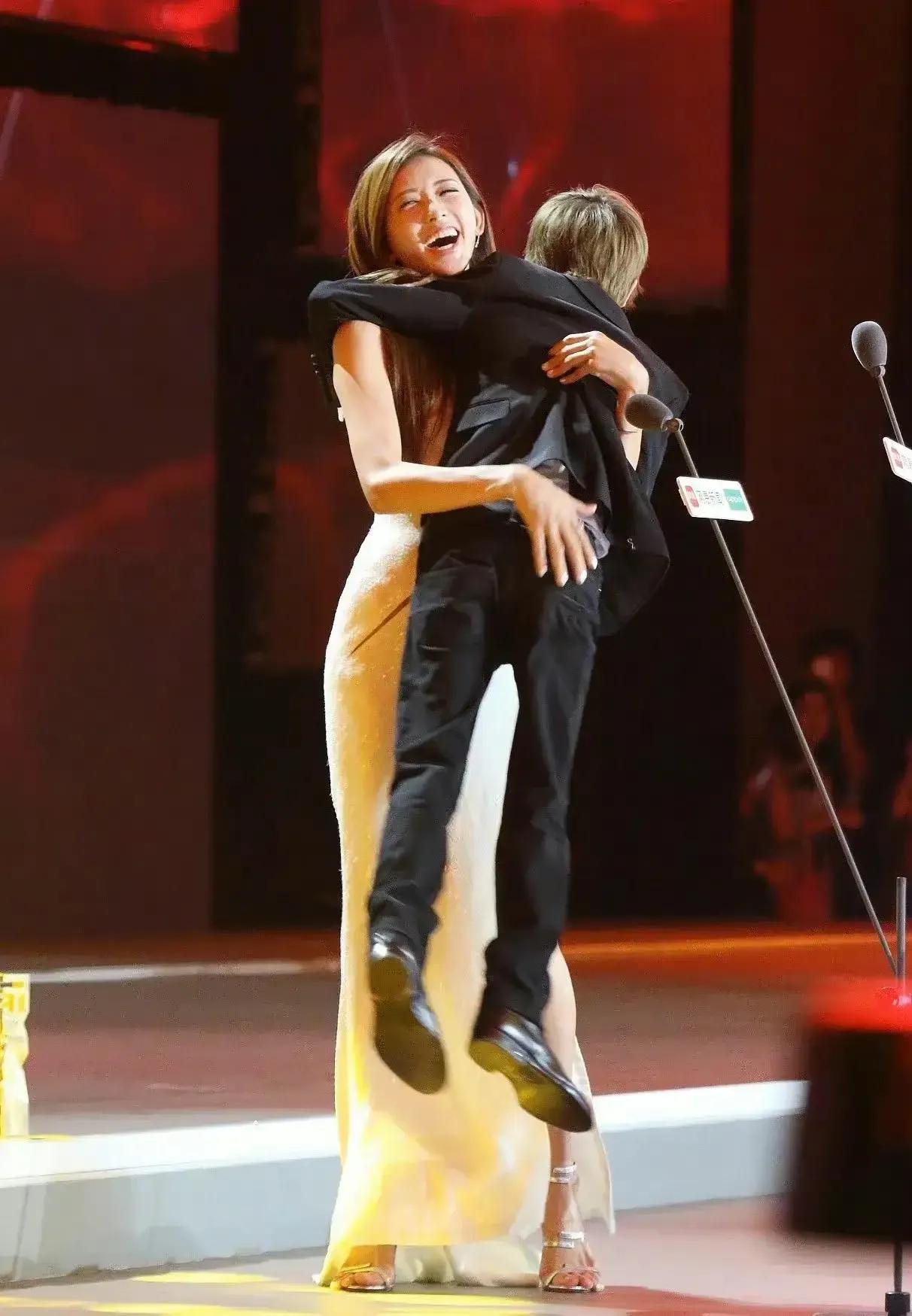 林志玲抱起郭敬明这一幕，看一次笑一次，伤害性不大，侮辱性极强。
一个174，一个