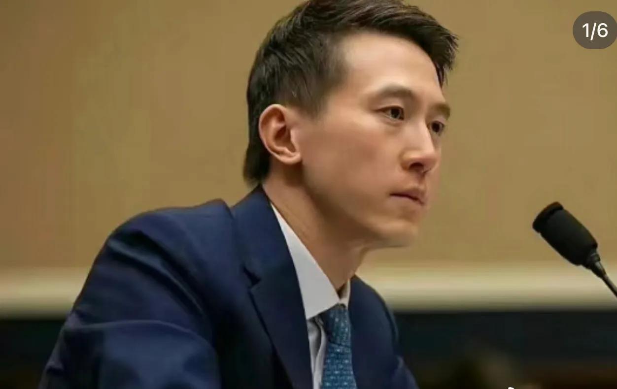 说起来，中年男性要保持性感，核心是要瘦。

呈现一种自我约束与自我审视的状态，
