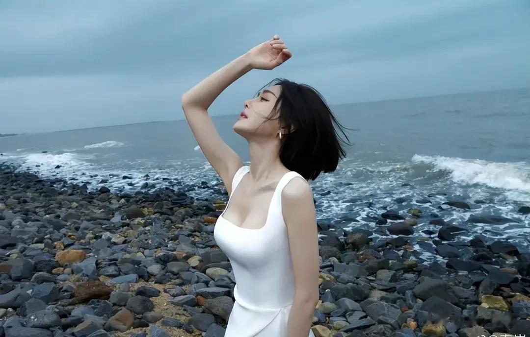40多岁的秦岚是国内女星最性感和漂亮的，看到秦岚晒出自己的海滩性感照，可以看到秦
