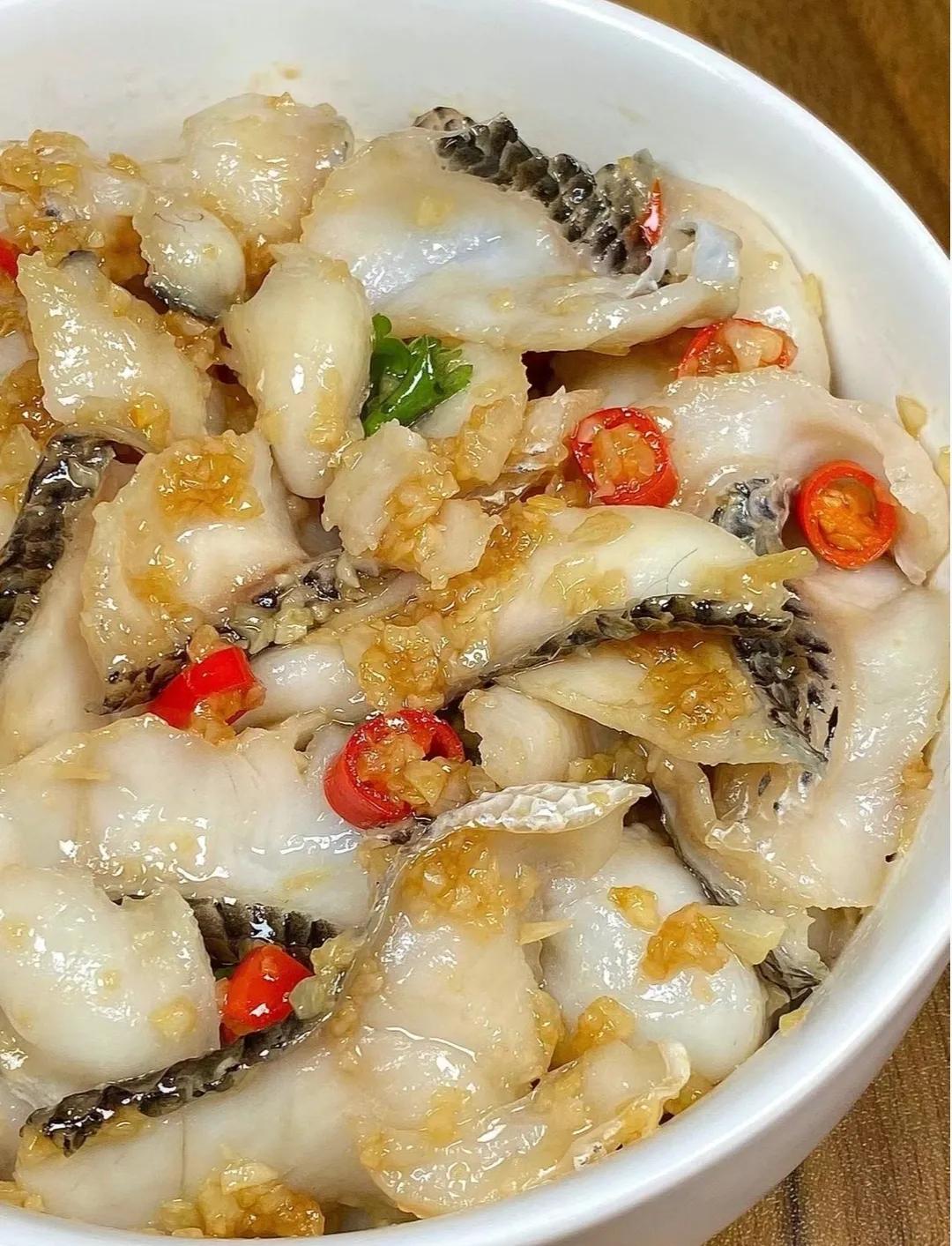 分享《蒜香鱼片》的详细制作方法 
蒜香鱼片是一道传统的中式美食，选用新鲜的鱼片加