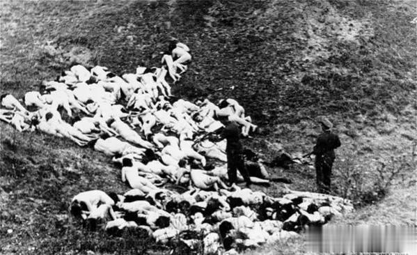 1942年的夏天，乌克兰的一个小镇上，一群惊恐的犹太妇女被德国军队赶到了广场上，