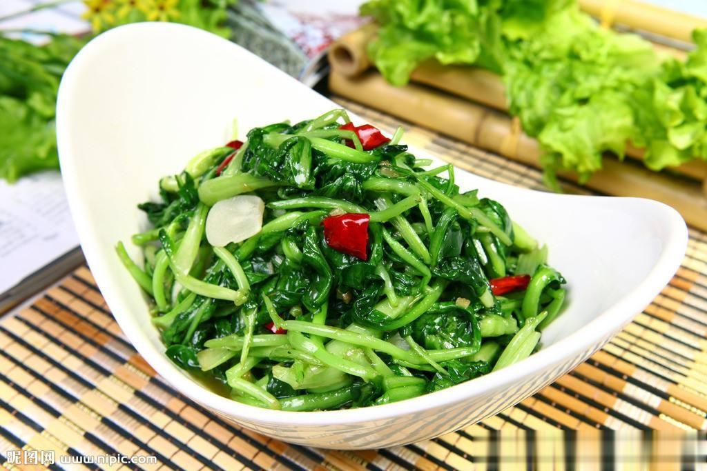  鸡毛菜这个叫法虽然新奇，却是一种我们非常熟悉的蔬菜。鸡毛菜其实就是小白菜的幼苗