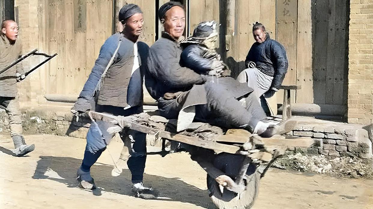 这是清末时的交通工具“独轮车”，当时城里的有钱人出门也不愿脚沾地。就这样，城市中