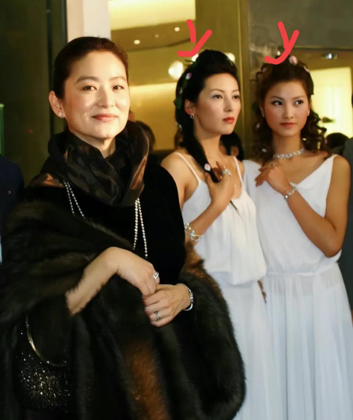 林青霞穿的衣服色彩不鲜艳，但是掩盖不了她身上的贵气，其实站在她身边的有年轻漂亮的
