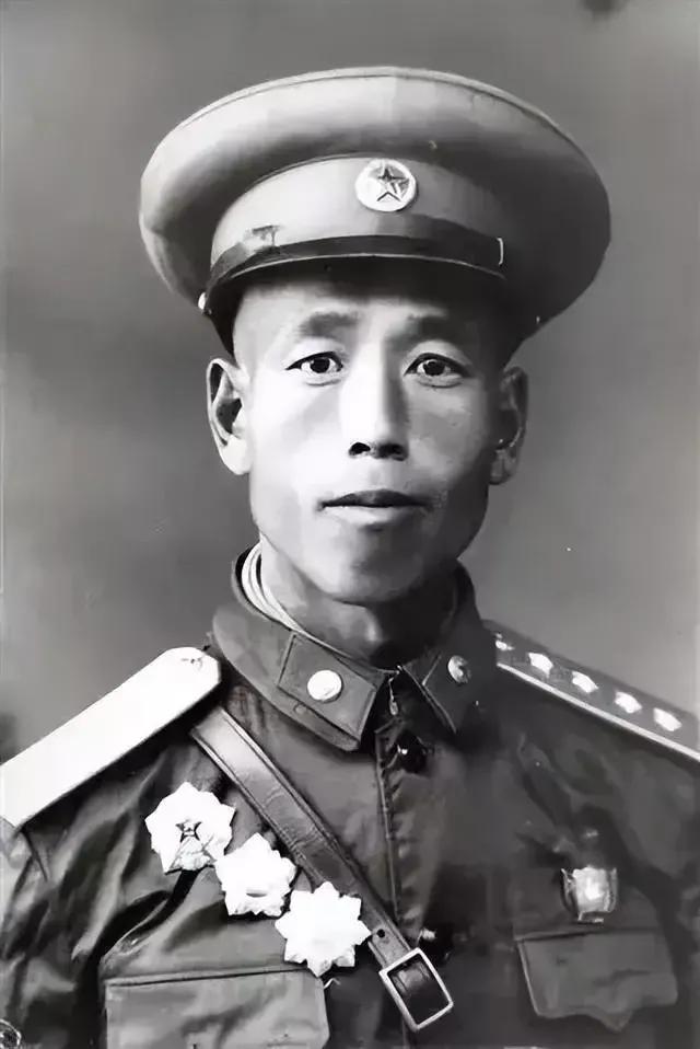 这是50年代，一名开国大尉，罕见的留影，照片中的他看上去精明强干，精气神十足。
