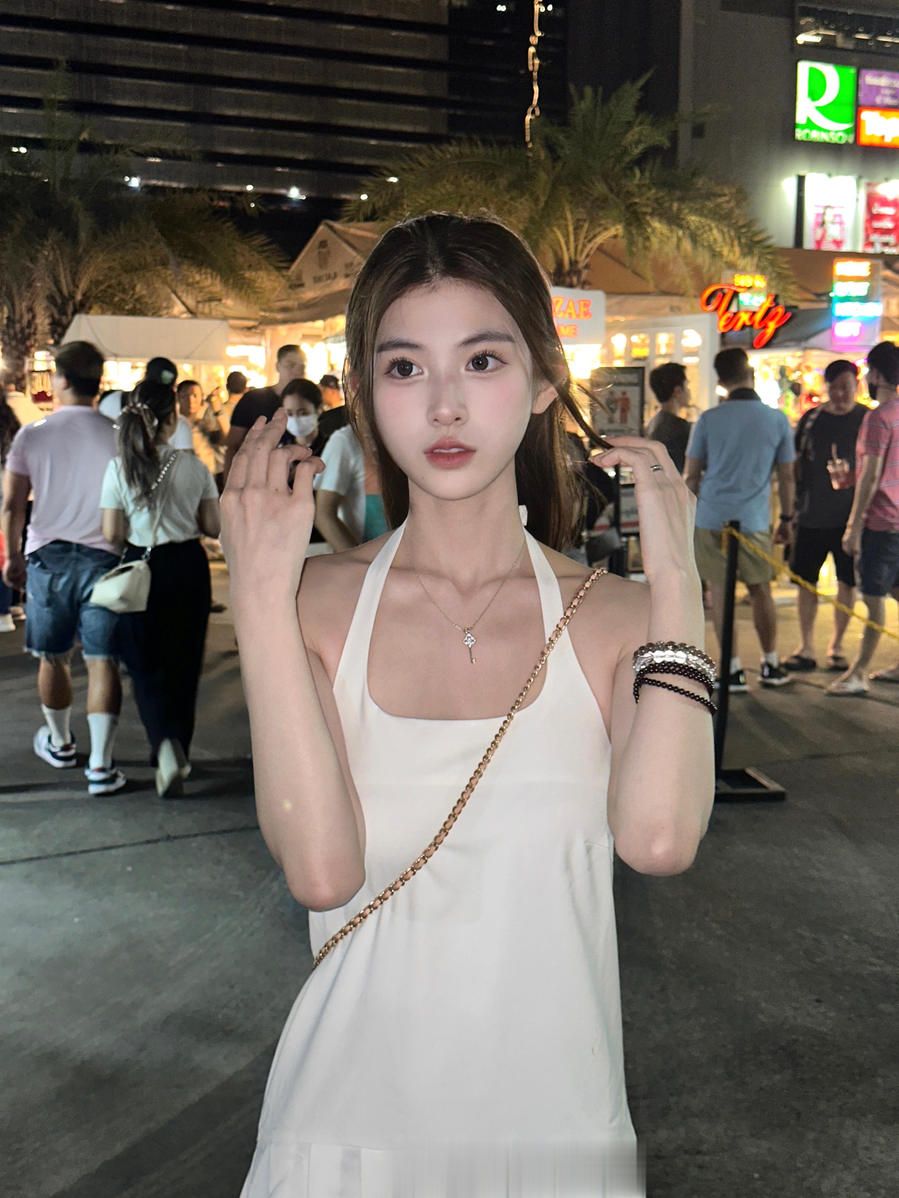 拍了两张手机就关机了🙃 没有随处可借的充电宝真的很不方便  ​​​