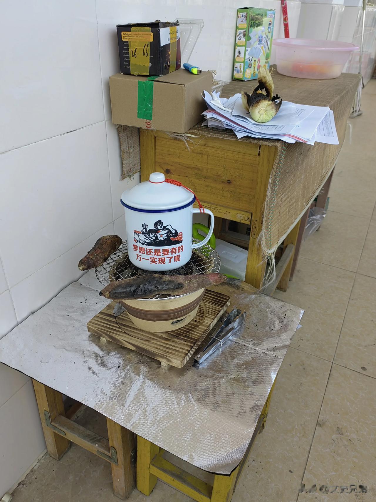 
 烤红薯咯，烤玉米咯。
自己买了一个小烤炉，让宝宝感受一下烤炉的快乐，没有想到