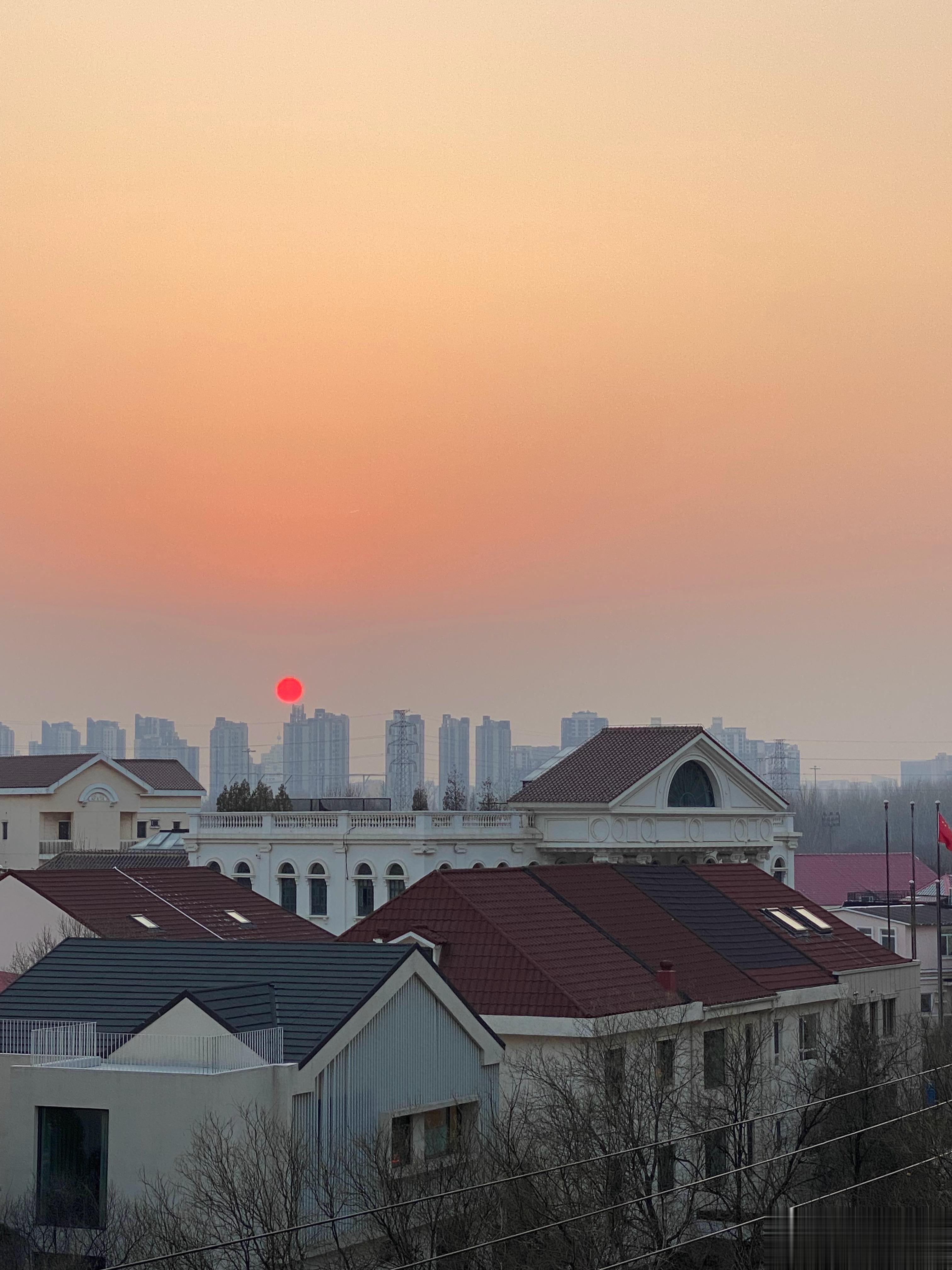  夕阳无限好，高楼顶个球。  ​​​