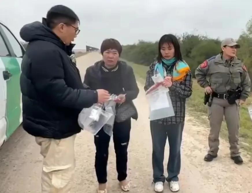 这组画面在外网刷屏：一个幸福的中国三口之家，为当美国人，花70万元从墨西哥偷渡到