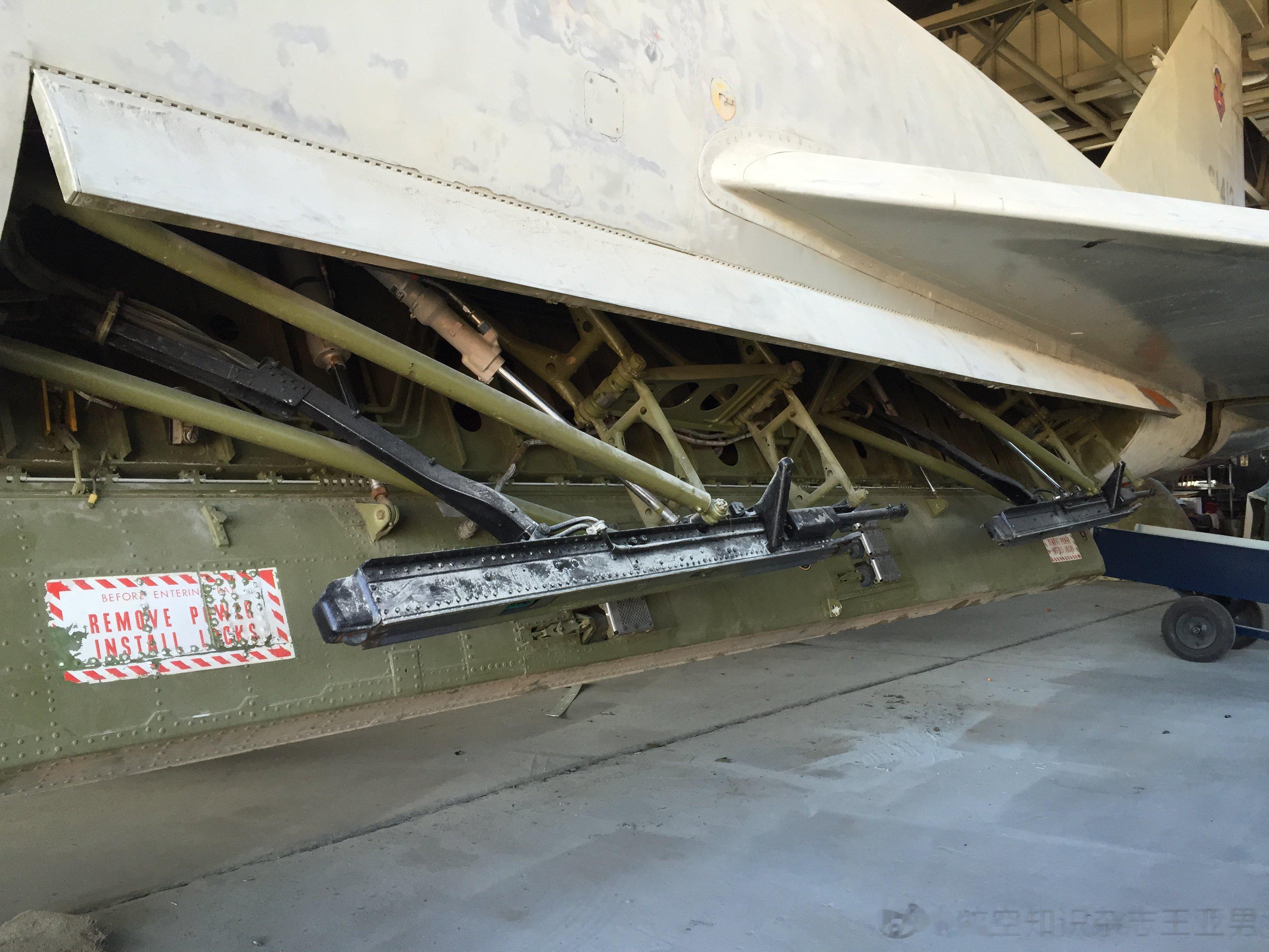 F-102“三角剑”截击机的内置弹舱，总体设计和后来的F-22“猛禽”很像。一个