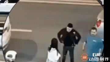 湖南邵阳市某咖啡馆门口，几名青壮男子纠缠两名年轻女孩，受到惊吓的女孩蹲地躲避，一