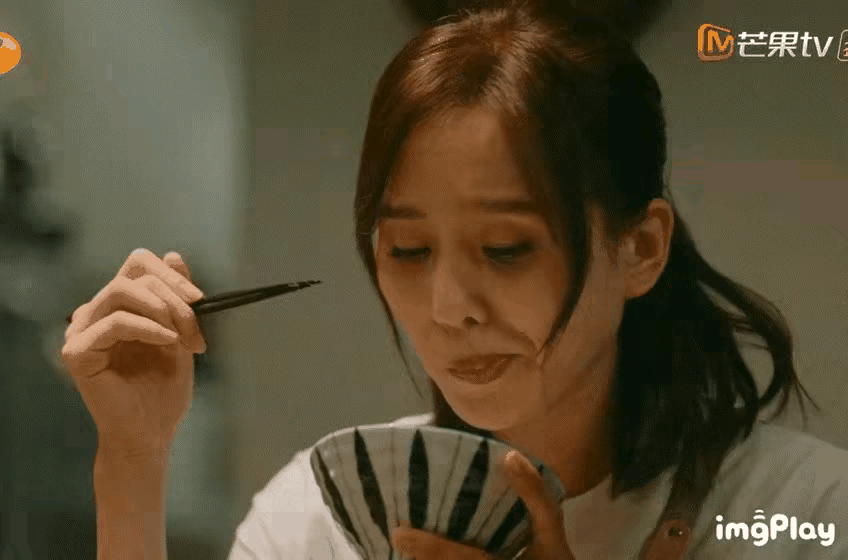 刘诗诗应该是85花里衰老得比较明显的，没有了胶原蛋白以后，感觉整个人都干瘪了。
