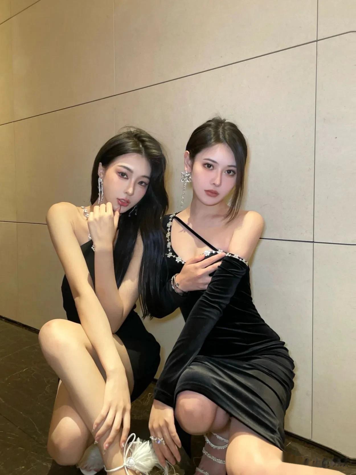 我和我的双胞胎姐妹🥰越看越像有没有👀
但其实不是啦
胜似家人的闺蜜让平平无奇